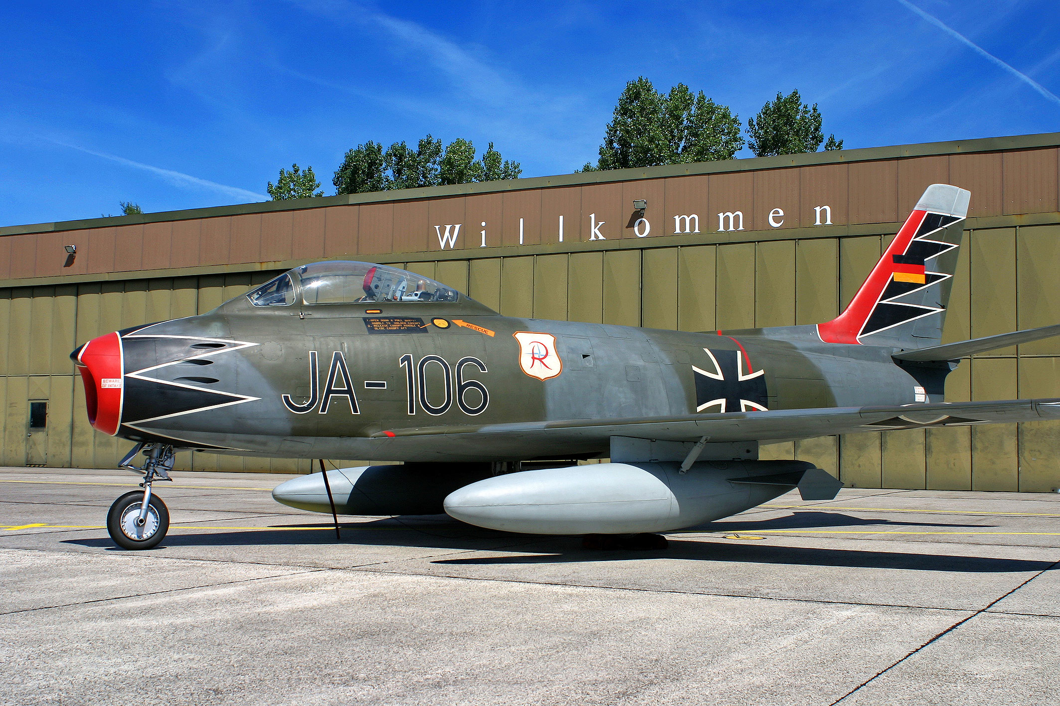 Eine F-86 SABRE des JG71 "R" mit der sog. "Hartmann-Tulpe" an Bug und Leitwerk. Erich Hartmann wurde 1959 der erste Kommodore des Verbandes und ist mit 352 Luftsiegen der erfolgreichste Jagdflieger aller Zeiten. © Marco Wadin 2008