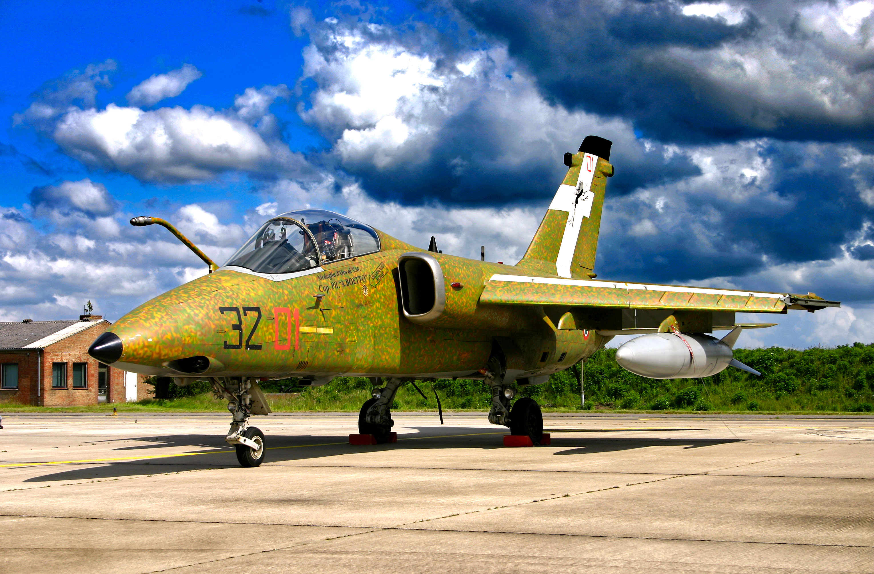 Diese AM-X des 32. Geschwaders der italienischen Luftwaffe trägt den selben Tarnanzug wie alle italienischen Soldaten © Marco Wadin 2009